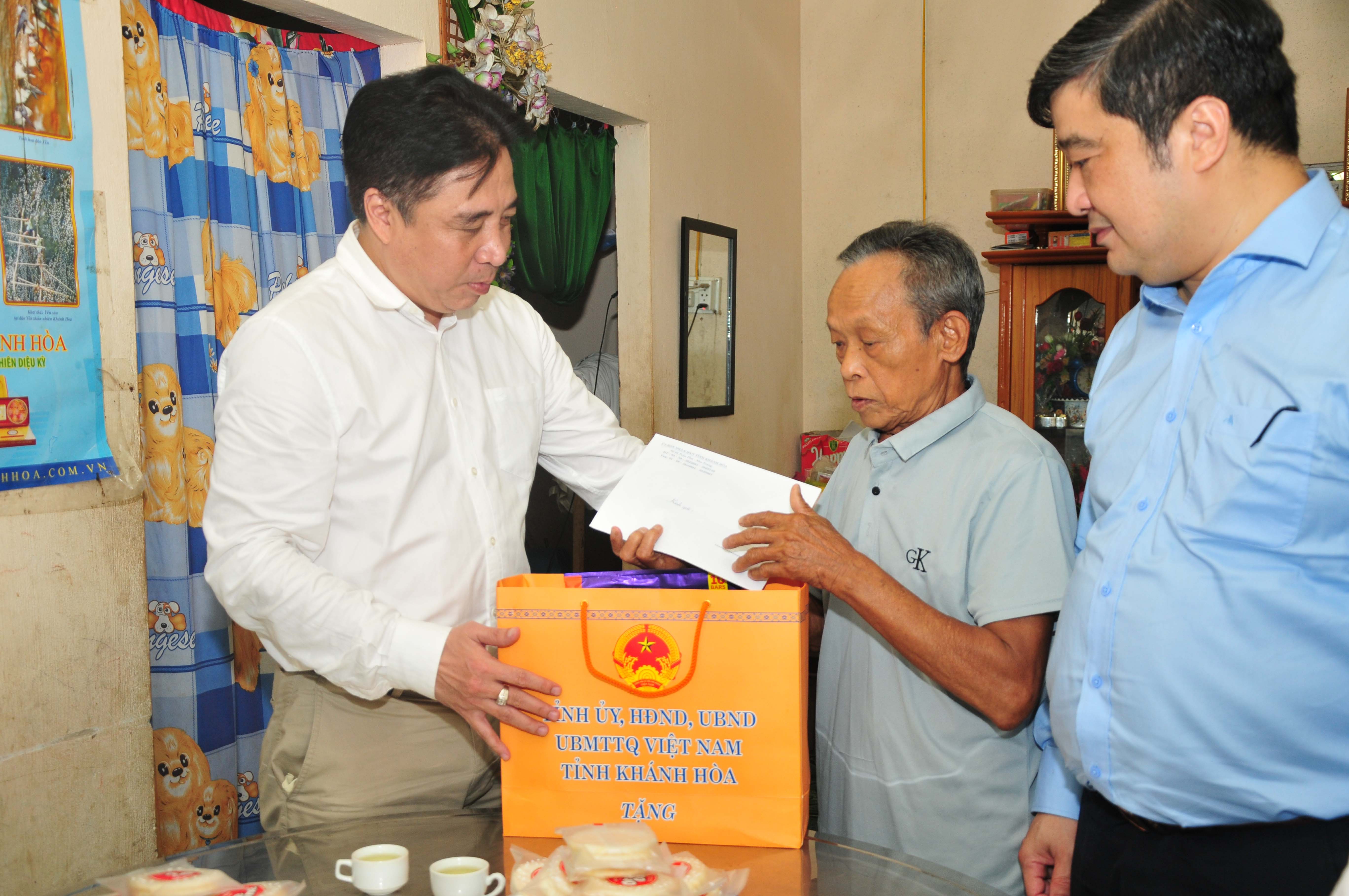 Phó Bí thư Thường trực Tỉnh ủy Nguyễn Khắc Toàn thăm, tặng quà gia đình chính sách tiêu biểu huyện Khánh Vĩnh