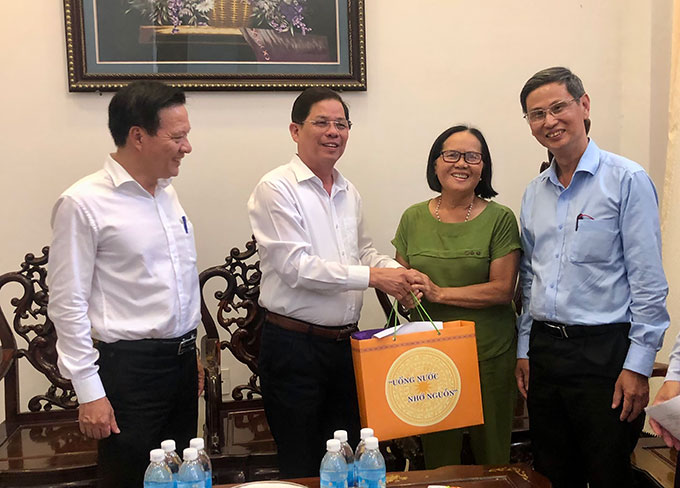 Chủ tịch UBND tỉnh Nguyễn Tấn Tuân thăm, tặng quà gia đình người có công ở TP. Nha Trang