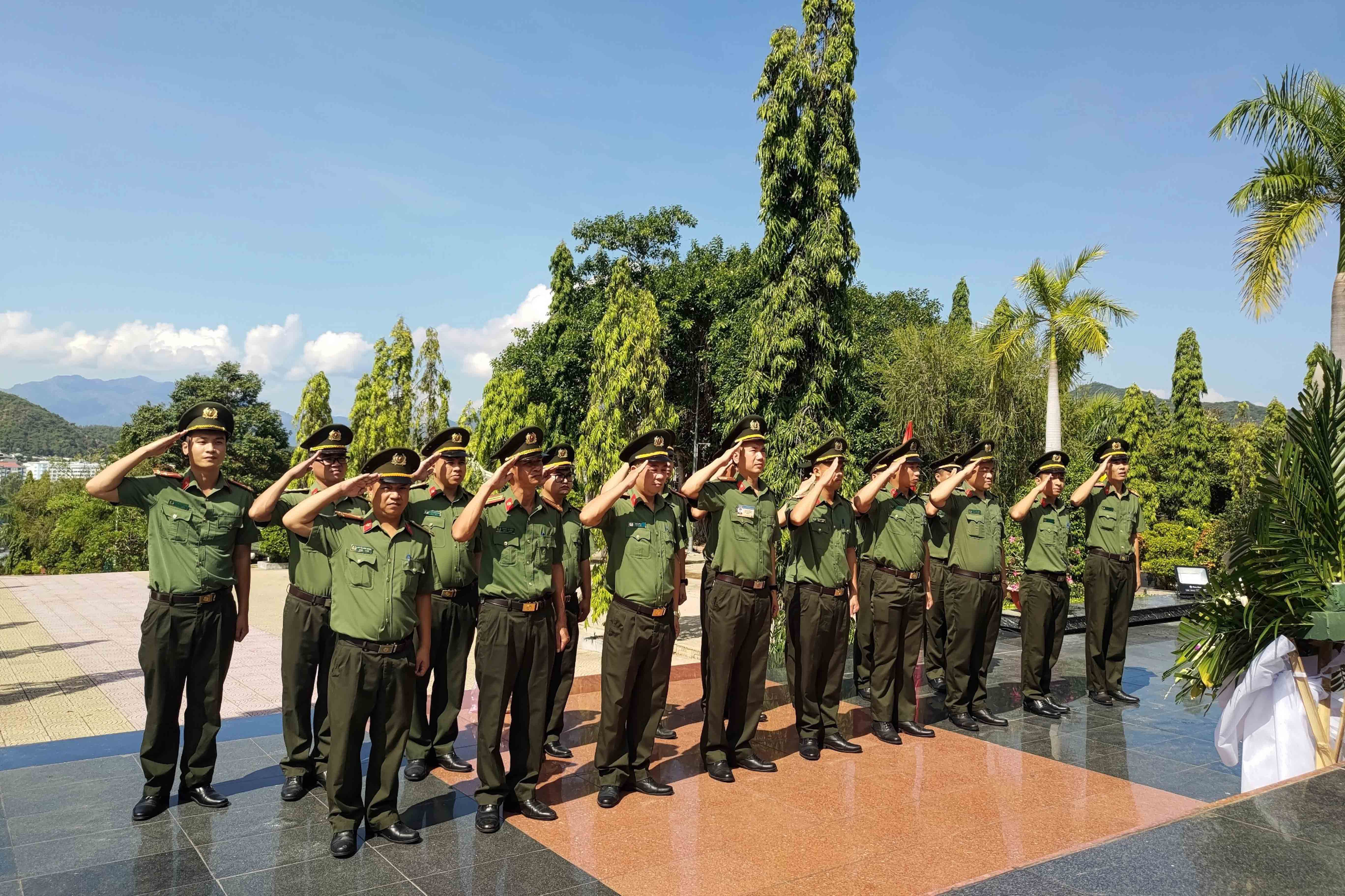 Đội Kiểm soát Xuất nhập cảnh 3 (Công an Cửa khẩu Cảng Hàng không quốc tế Cam Ranh) dâng hương tại Nghĩa trang liệt sĩ Hòn Dung