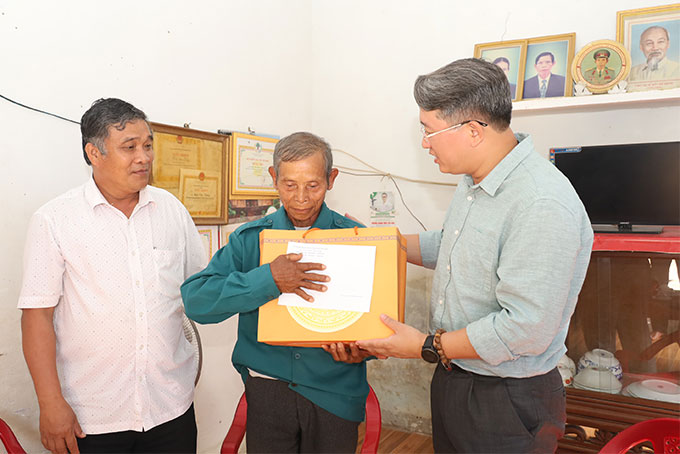 Bí thư Tỉnh ủy Nguyễn Hải Ninh thăm người có công với cách mạng ở huyện Khánh Sơn