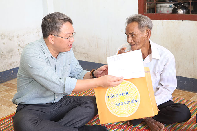 Ông Nguyễn Hải Ninh thăm hỏi, tặng quà bệnh binh Cao Xuân Lịnh.