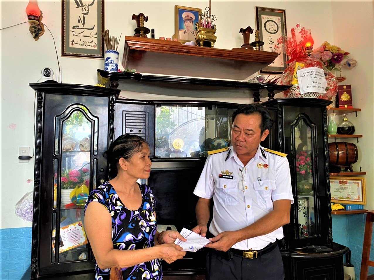 Thương binh Trường Sa tặng quà cho gia đình liệt sĩ