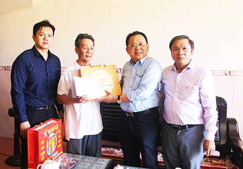 Ông Lê Hữu Hoàng thăm, tặng quà các gia đình chính sách tiêu biểu TP. Cam Ranh
