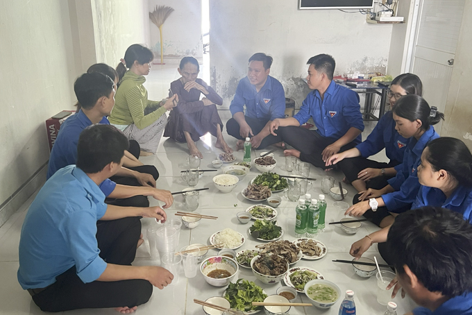 Tri ân các mẹ, các anh