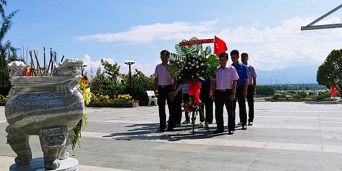 hương tưởng niệm các anh hùng liệt sĩ tại Khu tưởng niệm chiến sĩ Gạc Ma