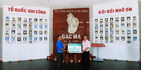 Công đoàn - Đoàn Thanh niên NHCSXH tỉnh Khánh Hòa trao tượng trưng số tiền 10 triệu đồng cho ban quản lý khu tưởng niệm  để phục vụ công tác duy tu, bảo dưỡng. 