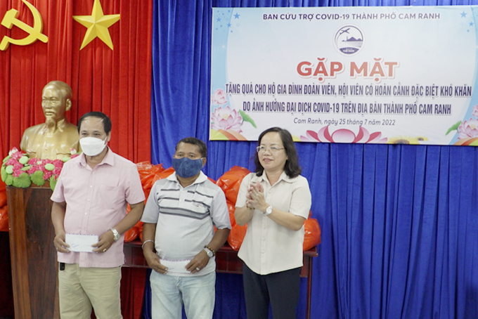 Ban Cứu trợ Covid-19 TP. Cam Ranh: Gặp mặt, tặng quà các hộ có hoàn cảnh khó khăn