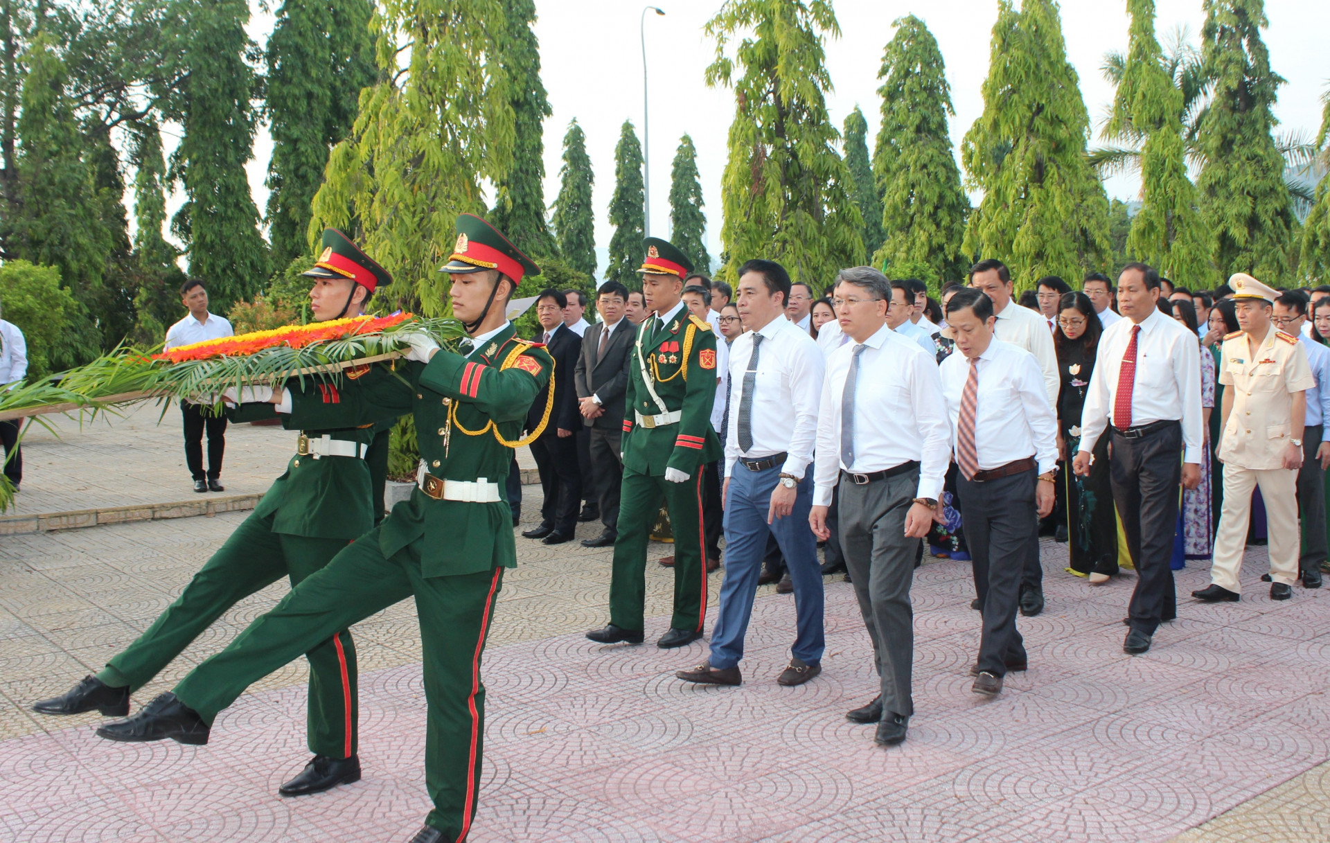 Đoàn đại biểu của Ban Chấp hành Đảng bộ tỉnh do ông Nguyễn Hải Ninh dẫn đầu vào viếng.