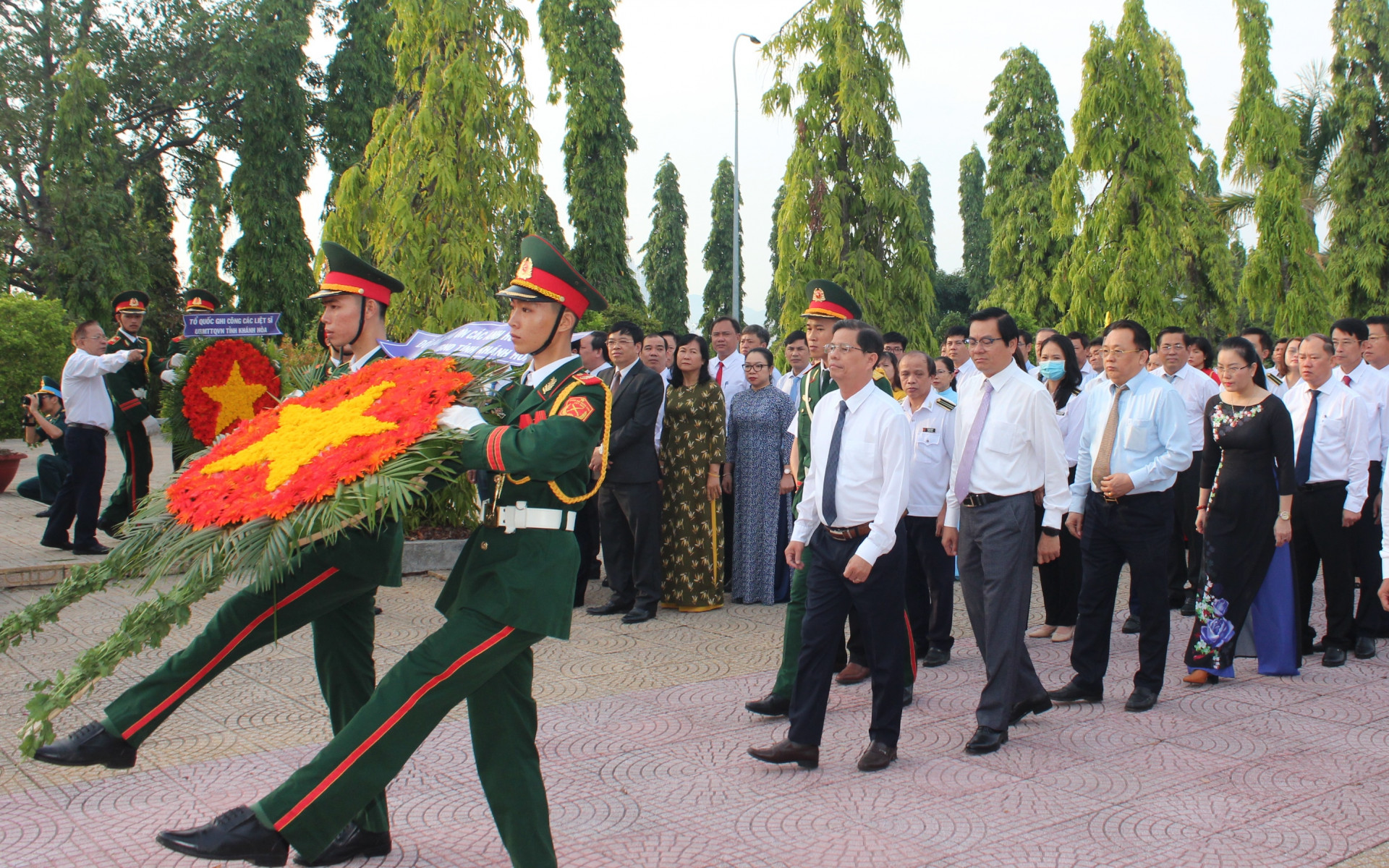 Đoàn đại biểu HĐND, UBND tỉnh do ông Nguyễn Tấn Tuân dẫn đầu vào viếng.