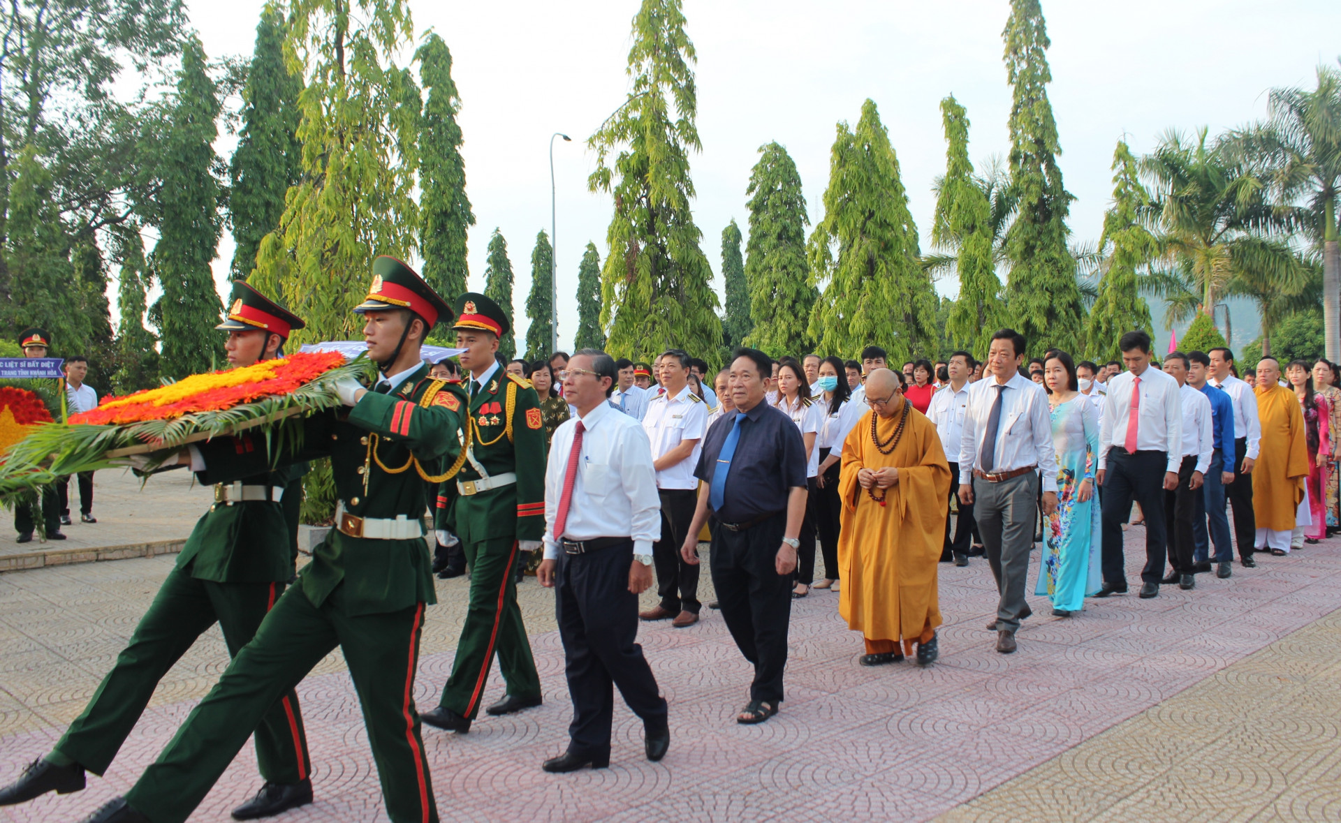 Đoàn đại biểu UBMTTQ Việt Nam tỉnh do ông Trần Ngọc Thanh dẫn đầu vào viếng.