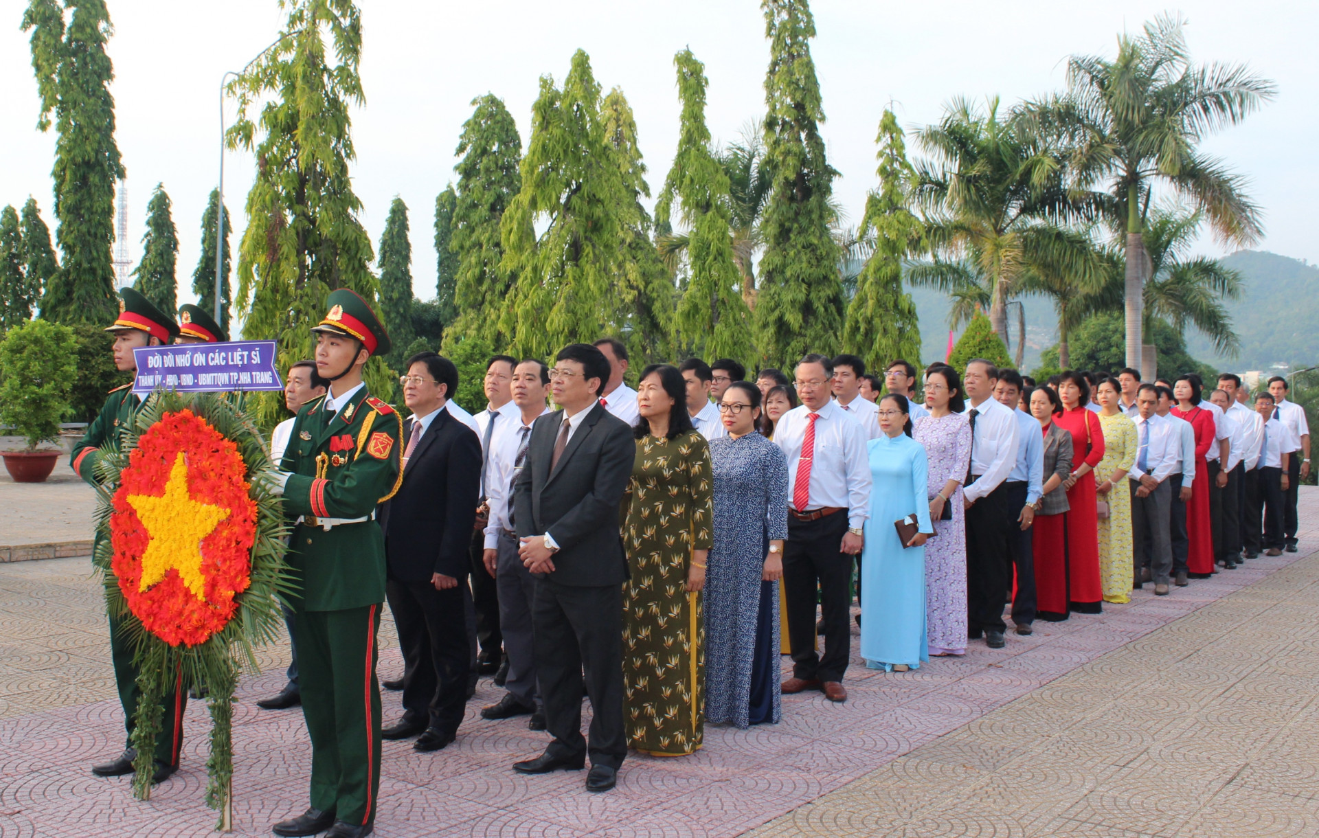 Đoàn đại biểu Thành ủy, HĐND, UBND, UBMTTQ Việt Nam TP. Nha Trang vào viếng.