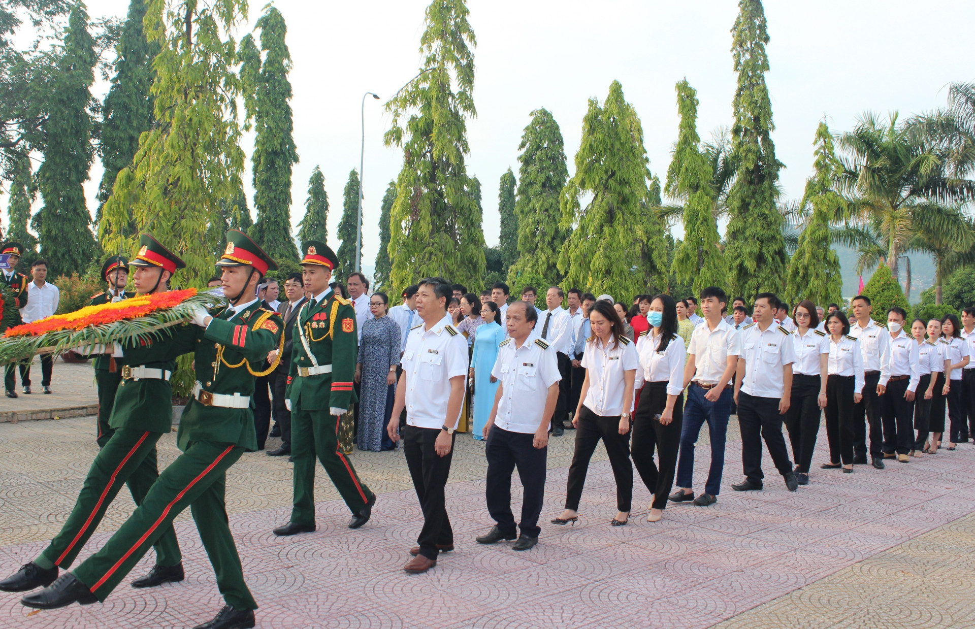 Đoàn đại biểu Kiểm toán Nhà nước khu vực VIII vào viếng.