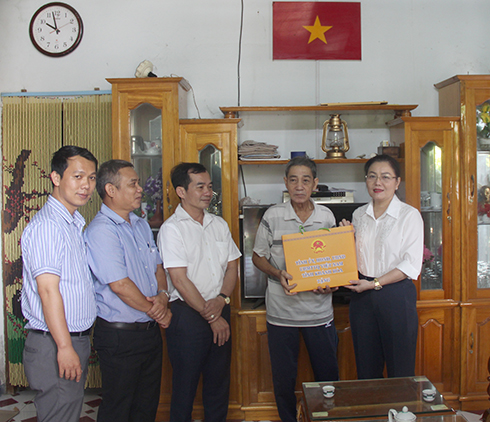 Bà Phạm Thị Xuân Trang tặng quà cho thương binh Nguyễn Thới Điều (phường Cam Lộc).