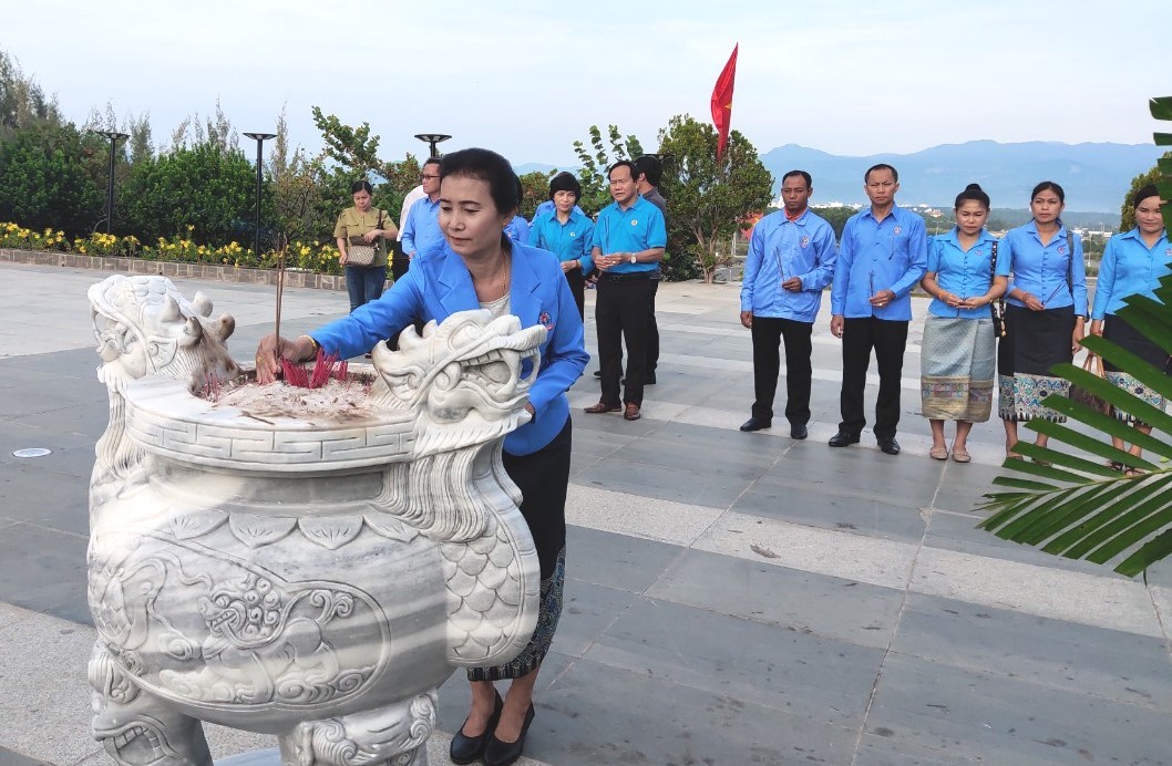 Đoàn công tác Liên hiệp Công đoàn tỉnh Attapư (Lào) dâng hương tại Khu tưởng niệm chiến sĩ Gạc Ma.