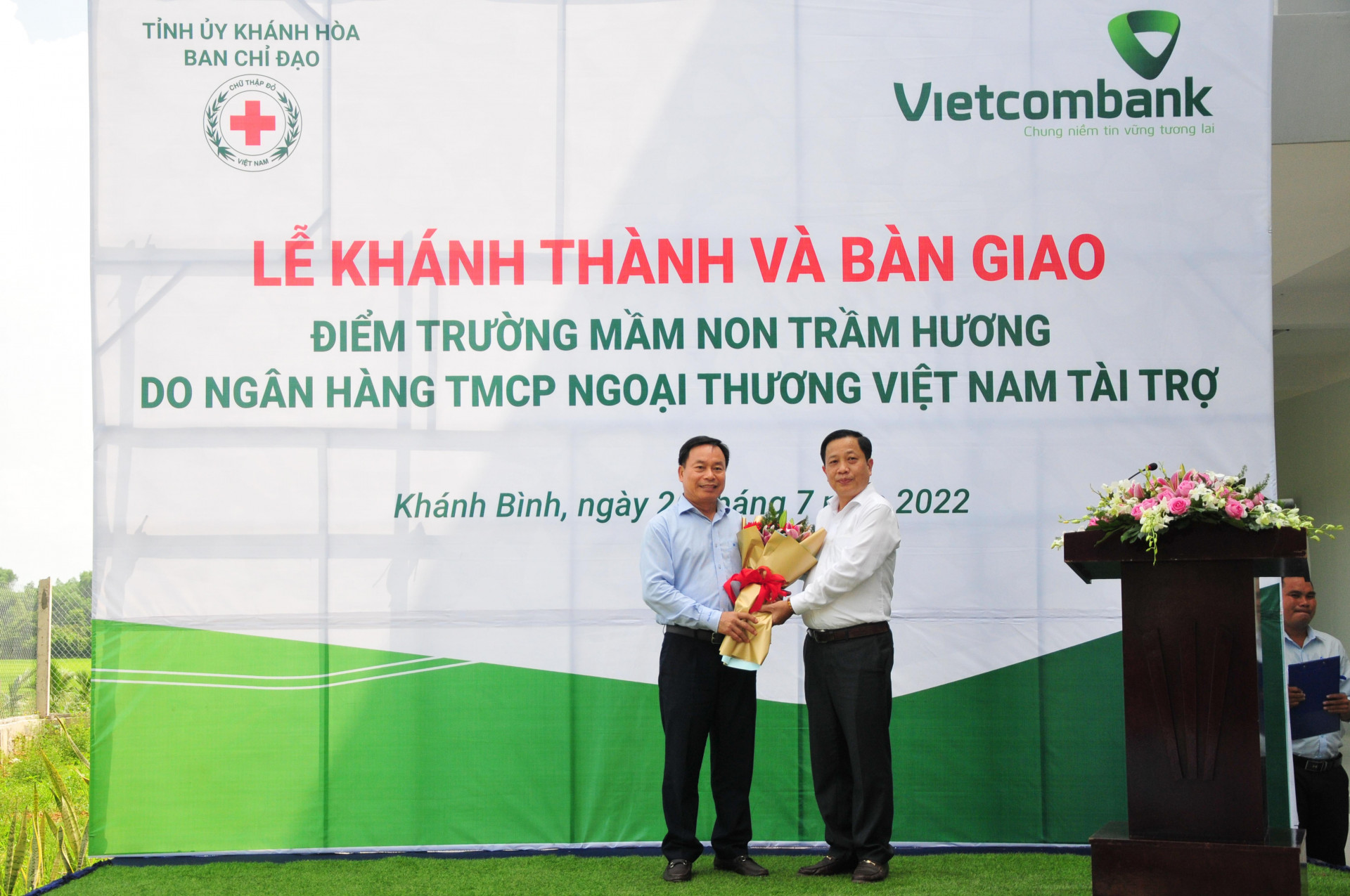 Lãnh đạo tỉnh tặng hoa tri ân Vietcombank Khánh Hoà, đơn vị tài trợ thực hiện công trình
