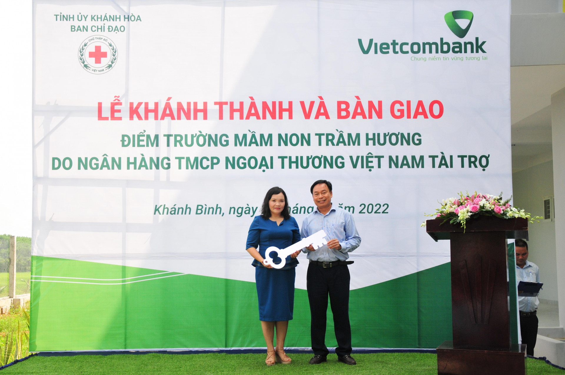 Lãnh đạo Vietcombank Khánh Hoà bàn giao công trình cho nhà trường