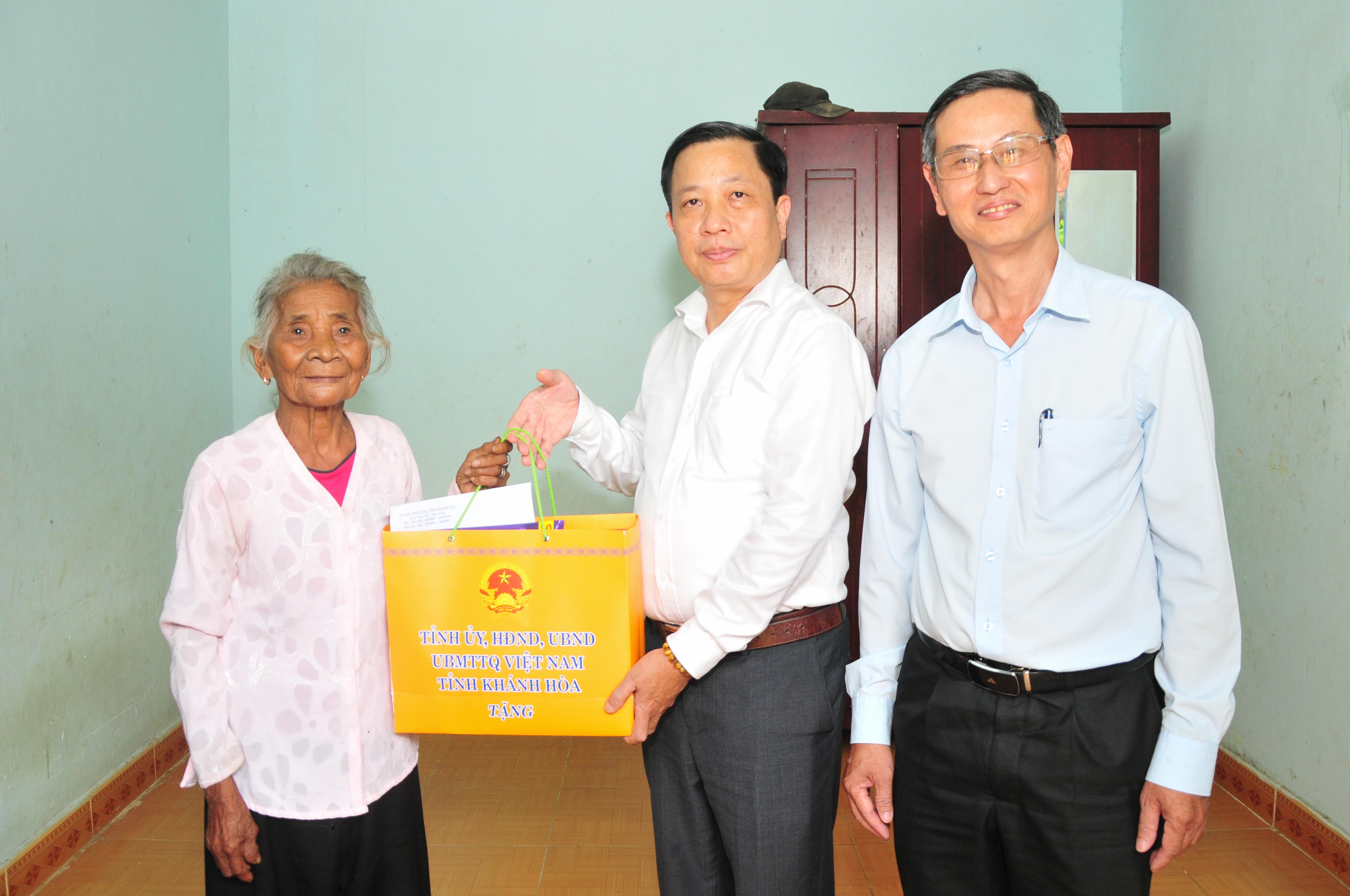 Phó Bí thư Tỉnh ủy Hà Quốc Trị thăm, tặng quà gia đình chính sách huyện Khánh Vĩnh