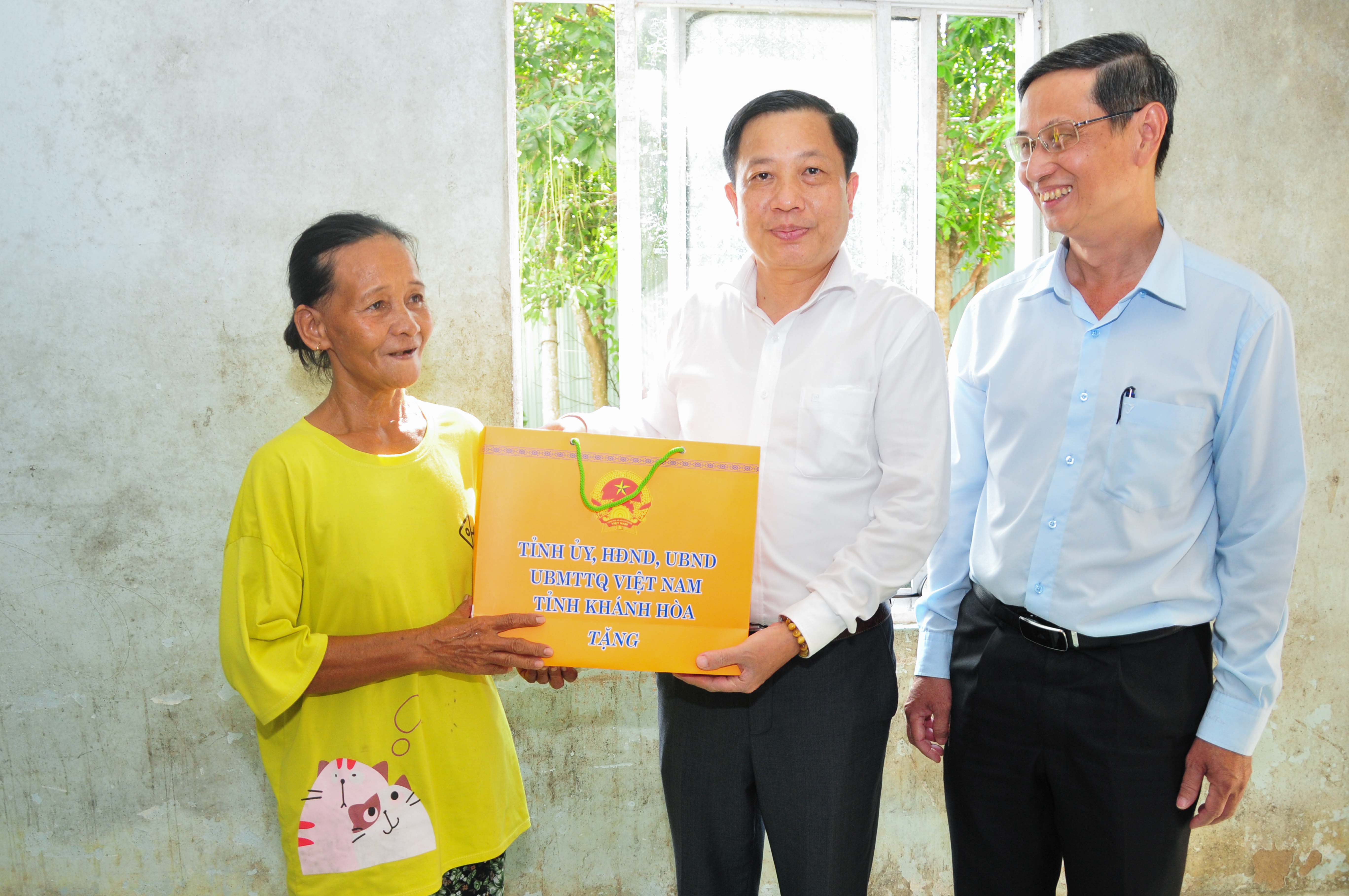 Thăm, trao quà cho gia đình ông Pi Năng Đi Đống 