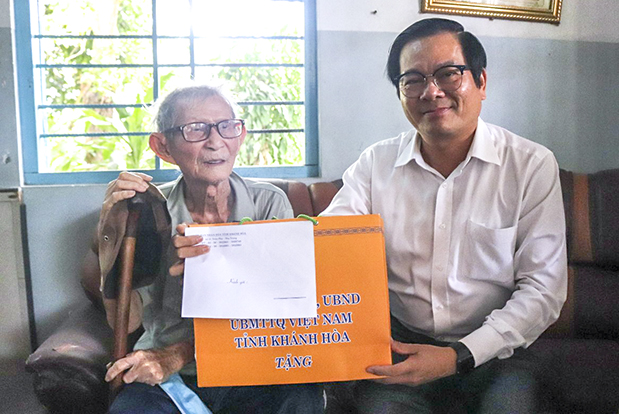 Ông Trần Mạnh Dũng thăm, tặng quà 5 người có công tại thị xã Ninh Hòa