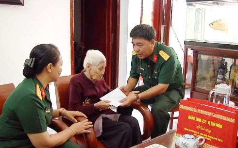 Bộ Chỉ huy Quân sự tỉnh thăm, tặng quà Mẹ Việt Nam Anh hùng và Trung tâm Điều dưỡng, chăm sóc người có công