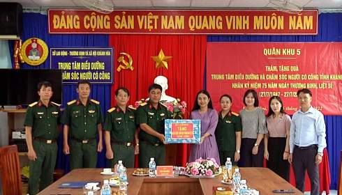 Đoàn công tác tặng quà cho Trung tâm Điều dưỡng và chăm sóc người có công.