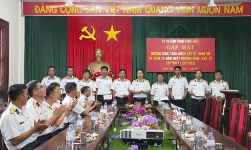 Đại tá Lã Văn Hùng tặng quà cho các thương binh, thân nhân liệt sĩ.