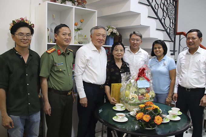 Ông Nguyễn Hòa Bình tặng quà cho Anh hùng Lực lượng vũ trang nhân dân Lê Thị Minh Hãnh.