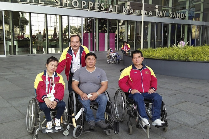 Huấn luyện viên Quang Nhật Mạnh và các học trò  tại Đại hội Thể thao Người khuyết tật Đông Nam Á lần thứ VIII ở Singapore.