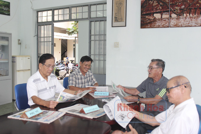 Thương binh Đỗ Hữu Đủ (thứ 2 từ trái sang) luôn tích cực tổ chức, điều hành  hoạt động của Câu lạc bộ Hưu trí tỉnh.