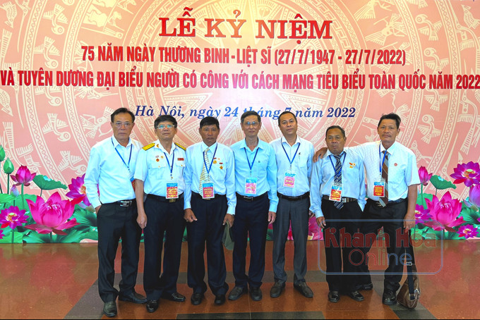 Ông Phan Thanh Hải, Nguyễn Thành Trung (thứ 2, 3 từ trái qua) và Đỗ Hữu Đủ (bìa phải) tham dự lễ kỷ niệm và biểu dương người có công tiêu biểu tại Hà Nội.