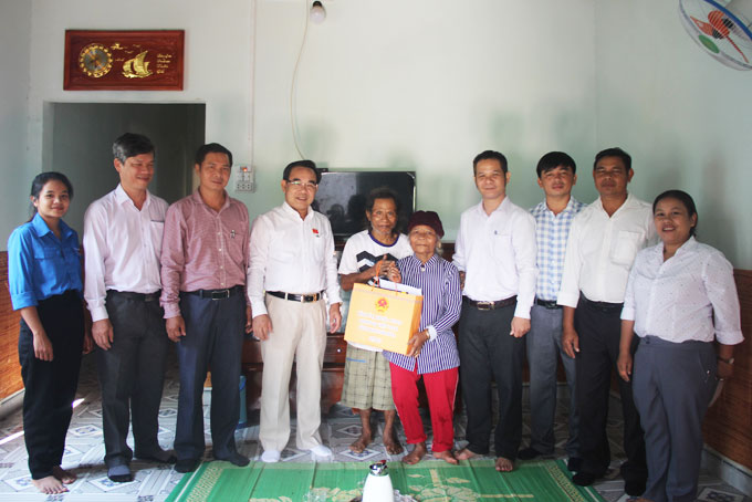 Ông Lê Hữu Trí thăm, tặng quà gia đình chính sách huyện Khánh Sơn