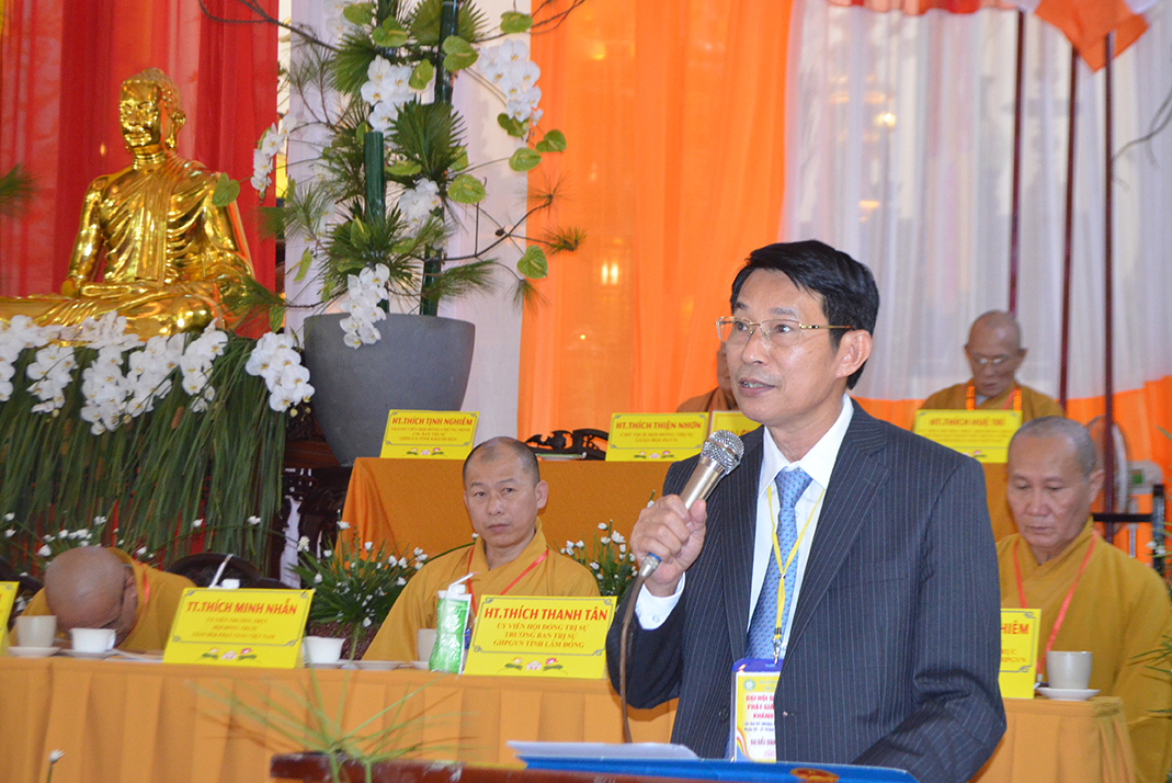 Đồng chí Đinh Văn Thiệu - Phó Chủ tịch UBND tỉnh phát biểu chào mừng Đại hội đại biểu Giáo hội Phật giáo Việt Nam tỉnh Khánh Hòa lần thứ VII, nhiệm kỳ 2022 – 2027.