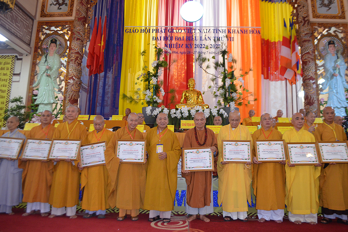 Lãnh đạo Giáo hội Phật giáo Việt Nam tặng bằng tuyên dương công đức cho các tập thể.