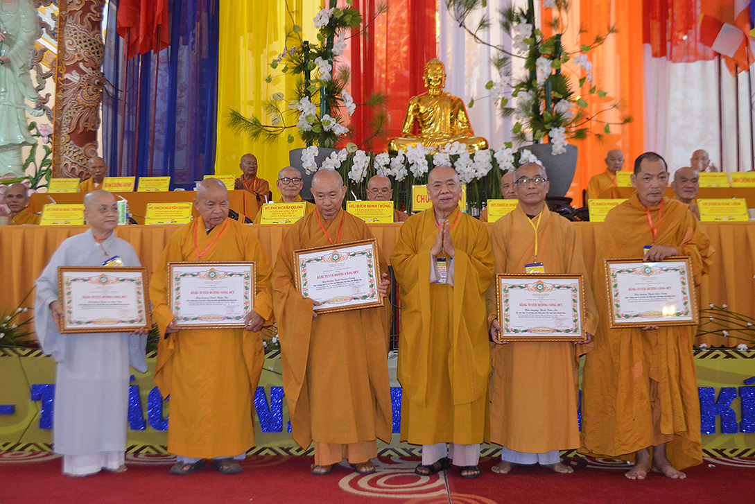 Lãnh đạo Giáo hội Phật giáo Việt Nam tặng bằng tuyên dương công đức cho các cá nhân.