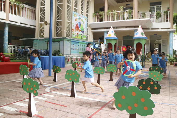 Các bé Trường Mầm non 8-3 (TP. Nha Trang) tham gia hoạt động thể chất. 
