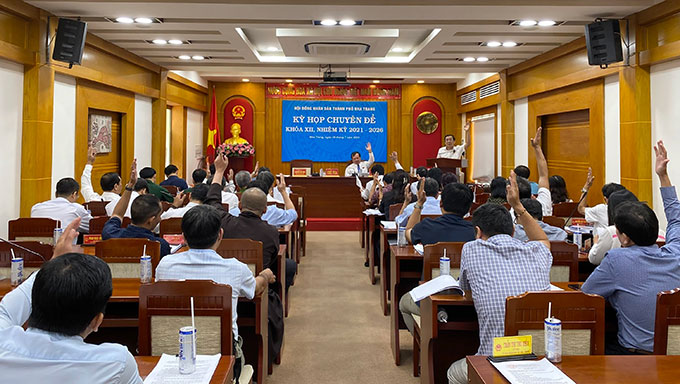<p>Các đại biểu biểu quyết thông qua Quy hoạch sử dụng đất TP. Nha Trang</p><p>giai đoạn 2021-2030.</p>
