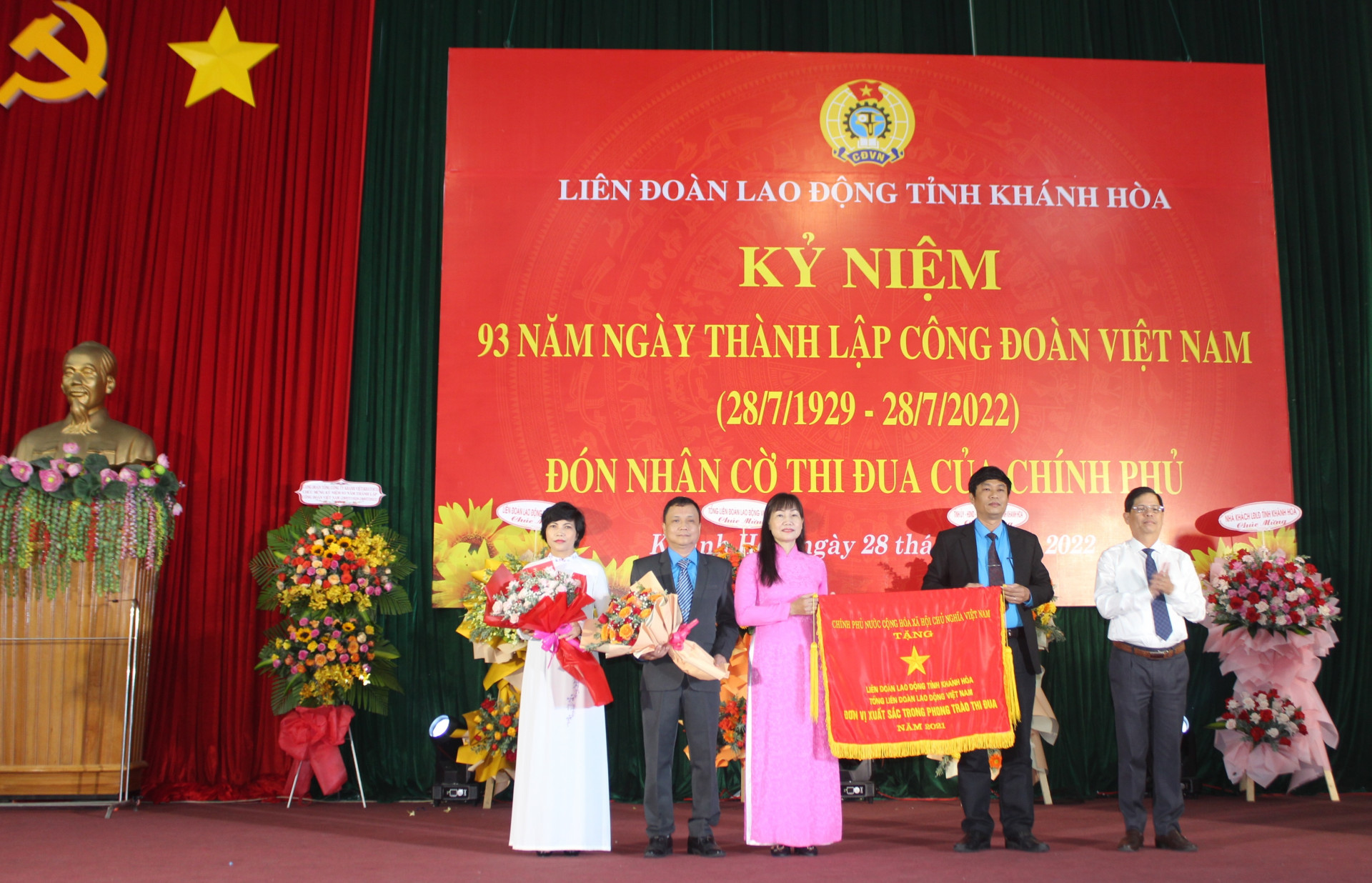 Thừa ủy quyền của Thủ tướng Chính phủ, ông Nguyễn Tấn Tuân trao cờ thi đua cho LĐLĐ tỉnh.