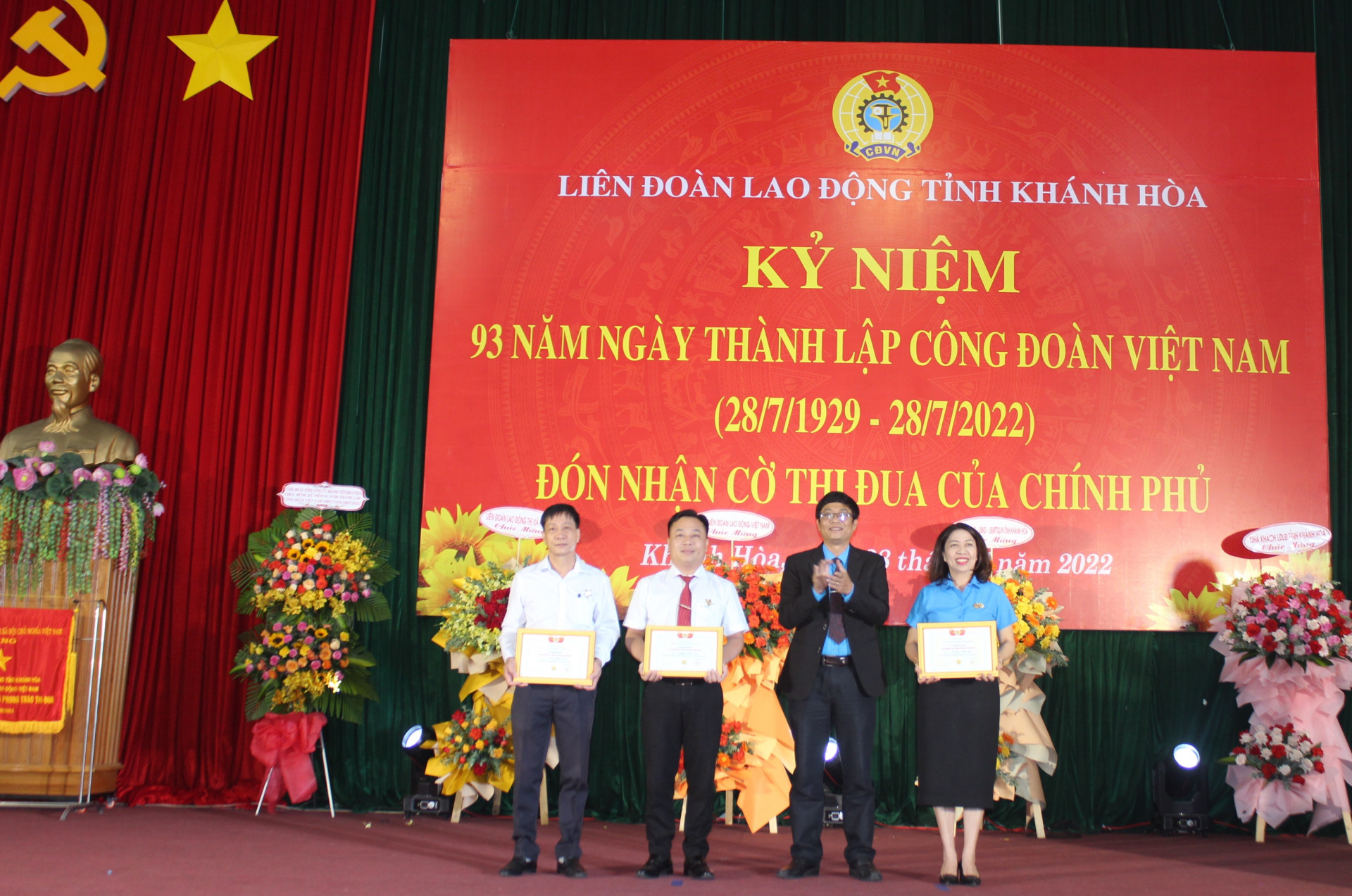 Ông Bùi Thanh Bình - Chủ tịch Liên đoàn Lao động Khánh Hòa trao tặng kỷ niệm chương cho các các nhân.
