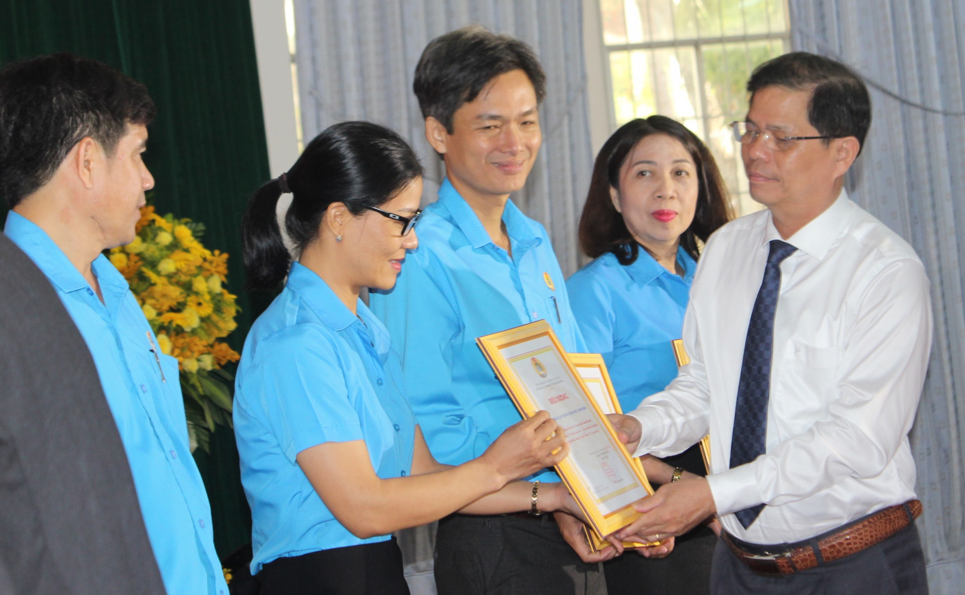 Ông Nguyễn Tấn Tuân biểu dương cho các cá nhân có thành tích trong Chương trình “1 triệu sáng kiến”.