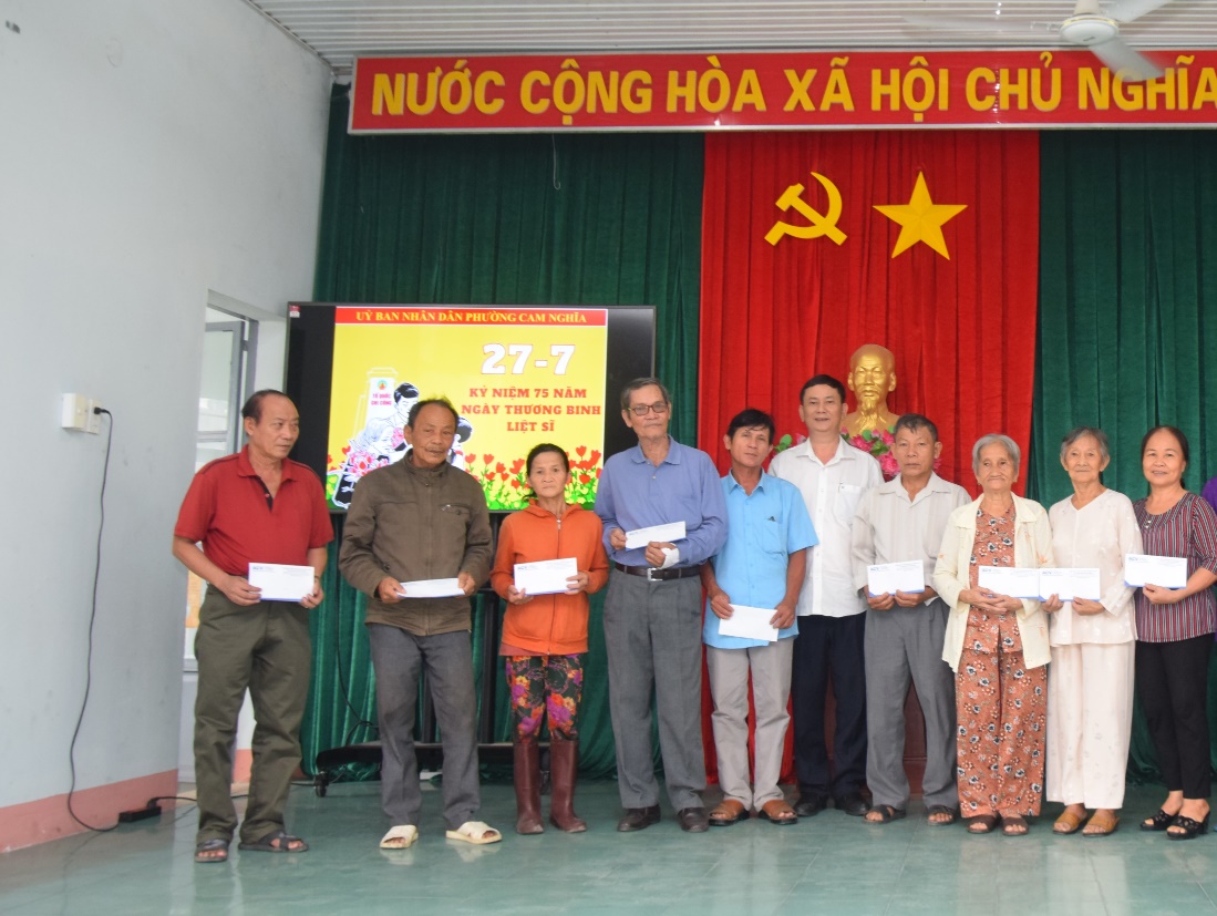 Đại diện Cảng Hàng không quốc tế Cam Ranh tặng quà các gia đình chính sách tiêu biểu phường Cam Nghĩa, TP. Cam Ranh.