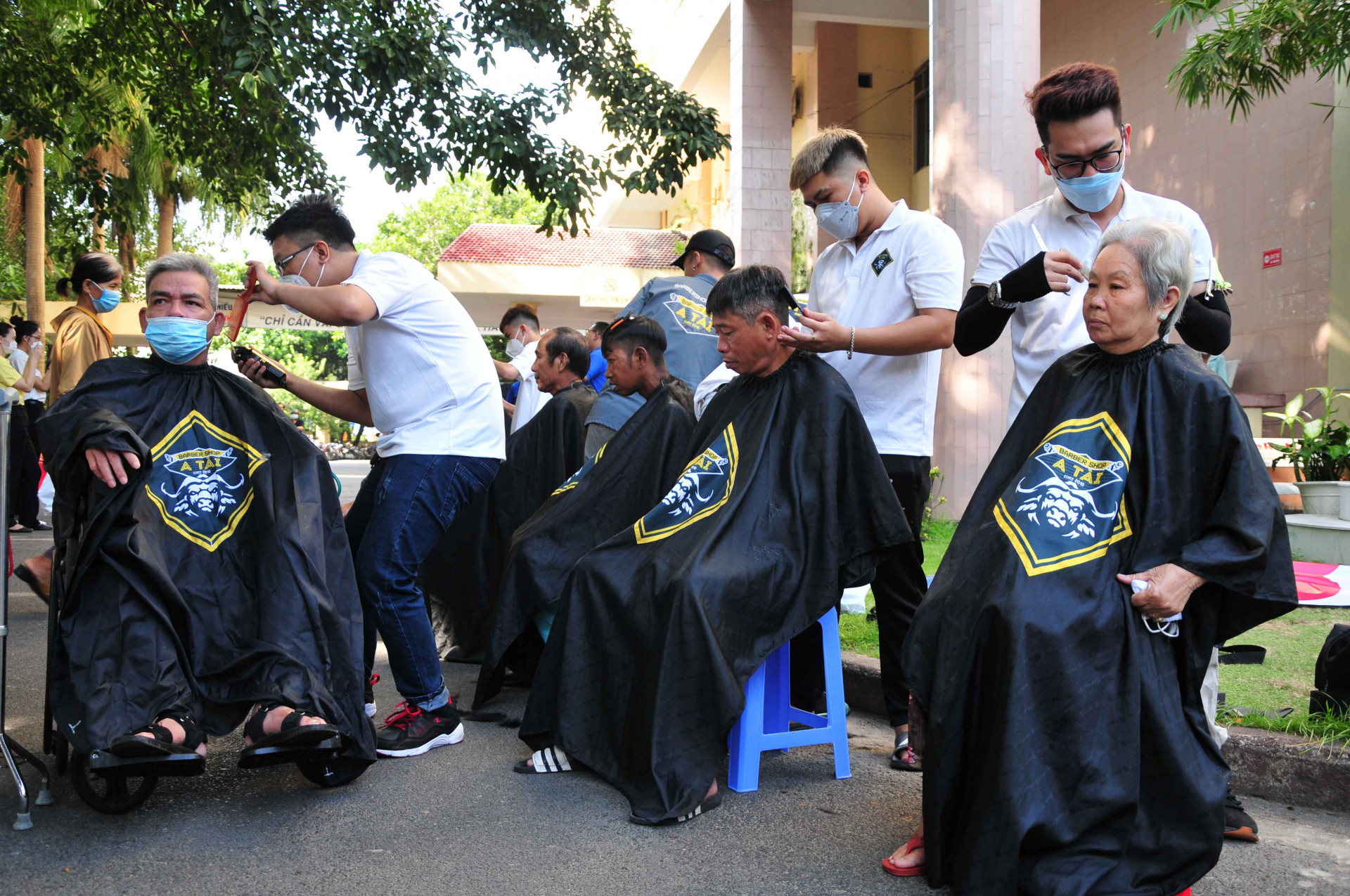 Bên cạnh đó, nhiều bệnh nhân được hỗ trợ cắt tóc miễn phí bởi A Tài Babershop