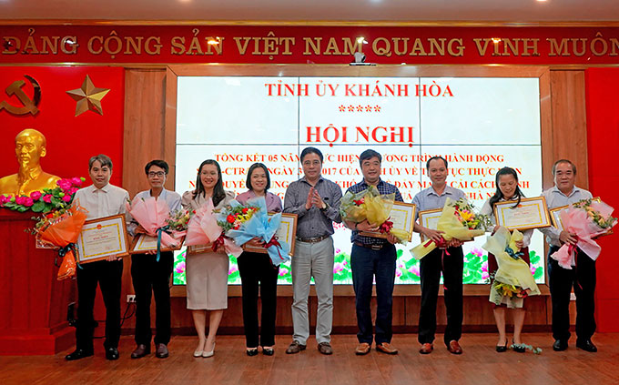 Ông Nguyễn Khắc Toàn tặng bằng khen của Chủ tịch UBND tỉnh cho các tập thể.