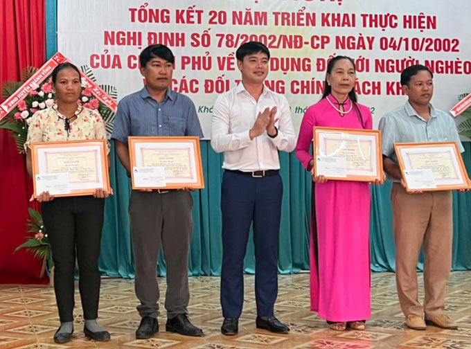 Ban Đại diện Hội đồng quản trị Ngân hàng Chính sách xã hội tỉnh trao giấy khen của Tổng Giám đốc Ngân hàng Chính sách xã hội Việt Nam cho các cá nhân có thành tích xuất sắc.