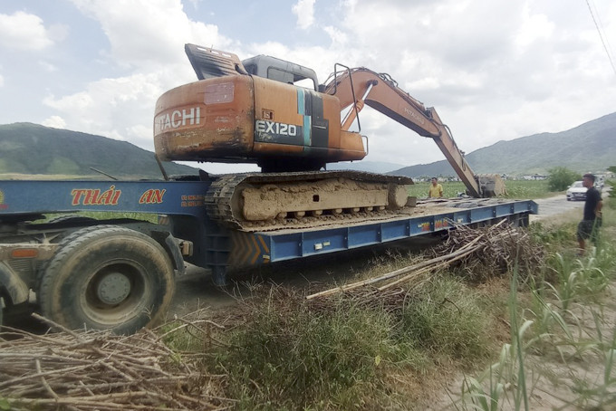 UBND huyện Cam Lâm vừa ban hành quyết định xử phạt vi phạm hành chính đối với ông Lê Công Vinh (sinh năm 1977, thôn Cửa Tùng, xã Cam An Nam) với số tiền 4 triệu đồng do thực hiện hành vi khai thác khoáng sản làm vật liệu xây dựng mà không có giấy phép khai thác khoáng sản. 