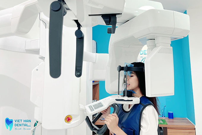 Khách hàng chụp X-quang CT Conebeam 3D - hỗ trợ cho quá trình điều trị.