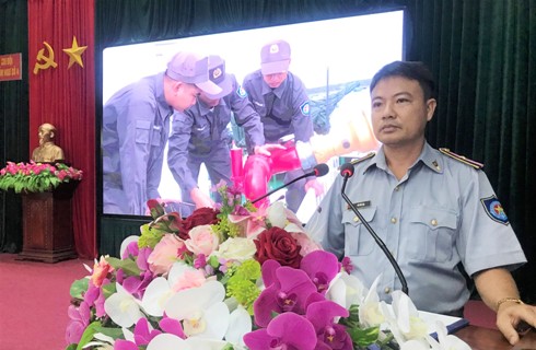 Nhân viên tiêu biểu chia sẻ kinh nghiệm tại buổi gặp mặt.