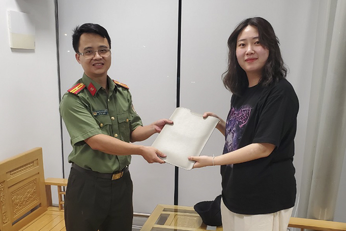 Trao trả tài sản thất lạc cho nữ du khách Hàn Quốc