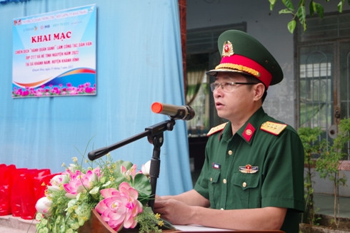 Thượng tá Trần Thành Nam - Phó Chủ nhiệm Chính trị Trường Sĩ quan Thông tin phát biểu khai mạc chiến dịch.