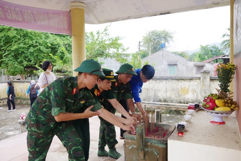 Cán bộ, đoàn viên dâng hương tưởng niệm các anh hùng liệt sĩ xã Khánh Nam.