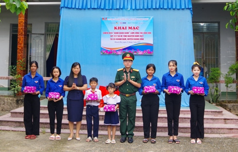 Thượng tá Trần Thành Nam tặng quà cho các em học sinh hiếu học.